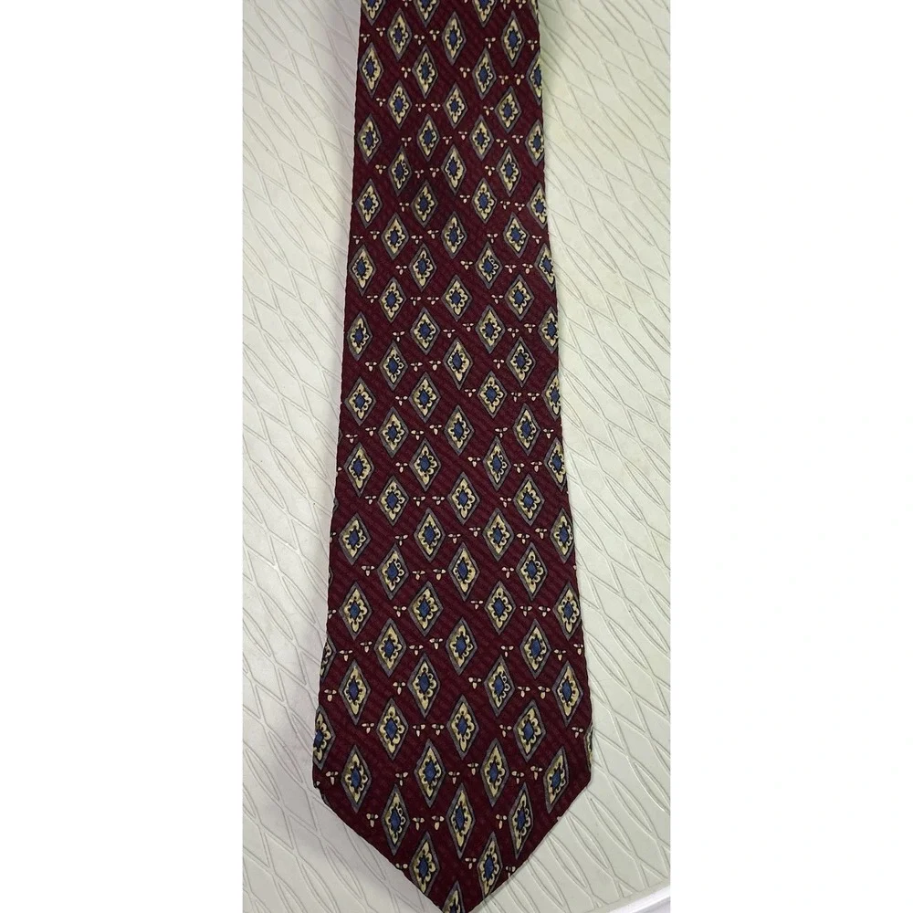 KENNETH COLE MENS TIE‎ RED W/BEIGE & BLUE 100% Silk 58